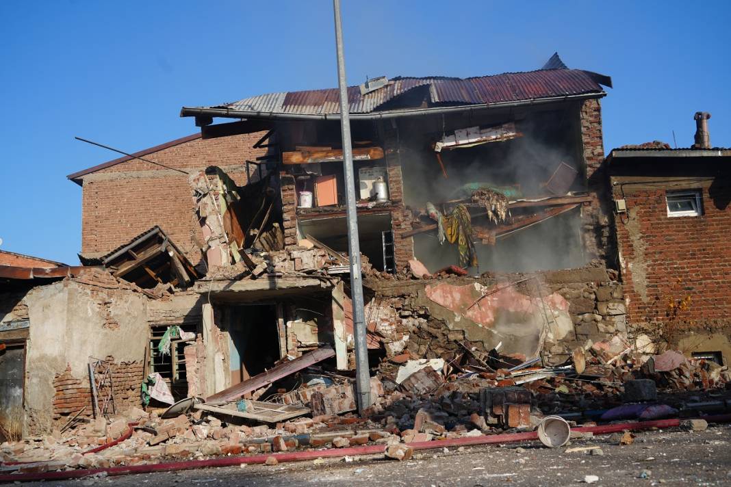 Erzurum'da doğalgaz patladı, ortalık savaş alanına döndü!  2 ev çöktü 3